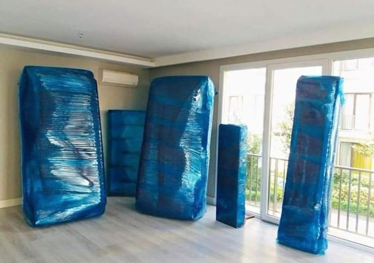 Evden eve taşınma sürecinde eşyaların paketlenmesi ve ambalajlanması.