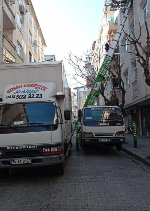 Asansörlü nakliye ekibi, eşyaları yüksek katlardan güvenle indiriyor.