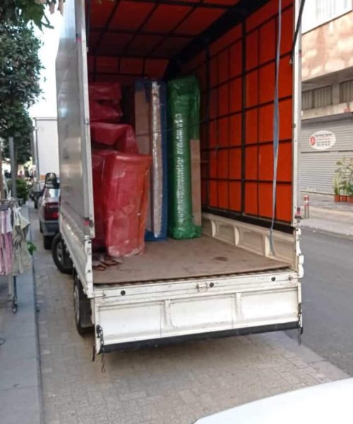 Evden eve nakliyat sırasında eşyaların ambalajlandığı süreç.