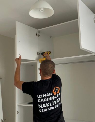 evden-eve-tasimacilik-marangoz-hizmeti Evden Eve taşımacılıkta eşyalarınız özenle, marangozlarımız tarafından sökülür.