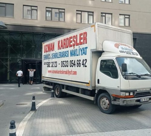 Uzman ekibimiz, ev eşyalarını dikkatle naklediyor.